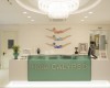 Recepcia hotela s nápisom Hotel CALYPSO a dekoráciami plavcov na stene.