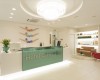 Recepcia moderného hotela s nápisom Hotel Calypso a dizajnovým osvetlením.