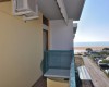 Balkón s výhľadom na pláž a more.