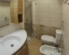 Kúpeľňa s umývadlom, sprchovým kútom, toaletou a bidetom.