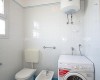 Kúpeľňa s toaletou, bidetom, práčkou a bojlerom.