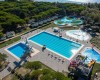 Vonkajší aquapark s bazénmi, toboganmi a okolitou zeleňou.