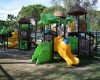 Detské ihrisko s farebnými šmykľavkami a atrakciami v tvare zvierat v parku.