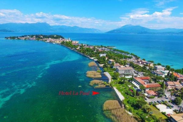 Letecký pohľad na pobrežie mesta s označeným miestom Hotel La Paul pri jazere.