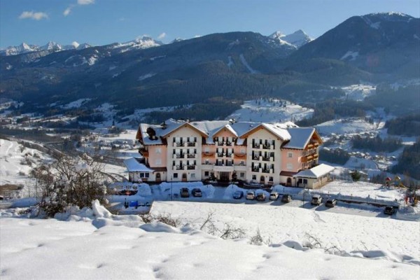 Hotel uprostred zasneženej horskej krajiny.