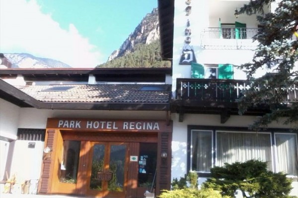 Vchod do hotela Park Hotel Regina s horami v pozadí.