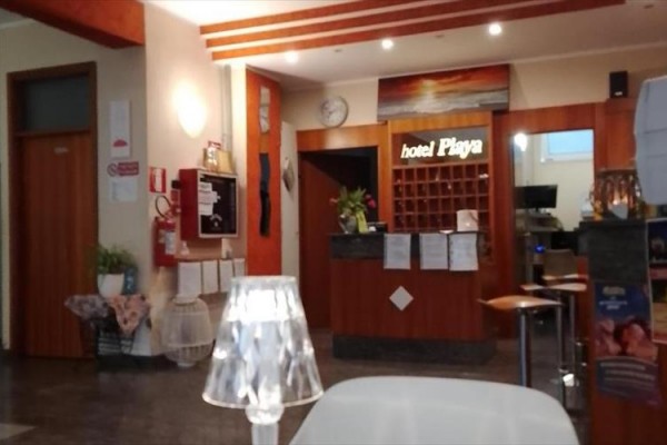 Recepcia hotela s nápisom 