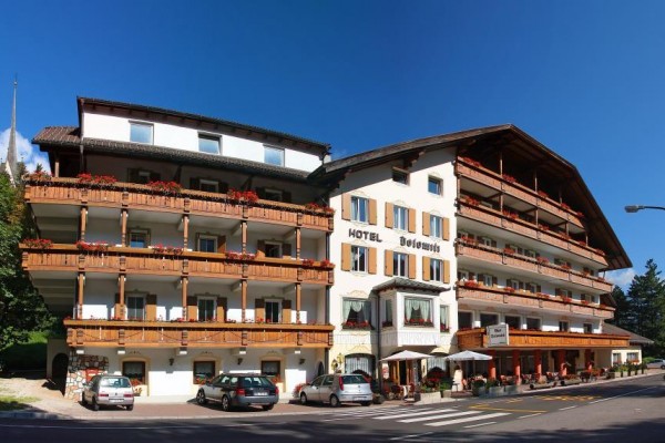 Tradičný alpský hotel s drevenými balkónmi.