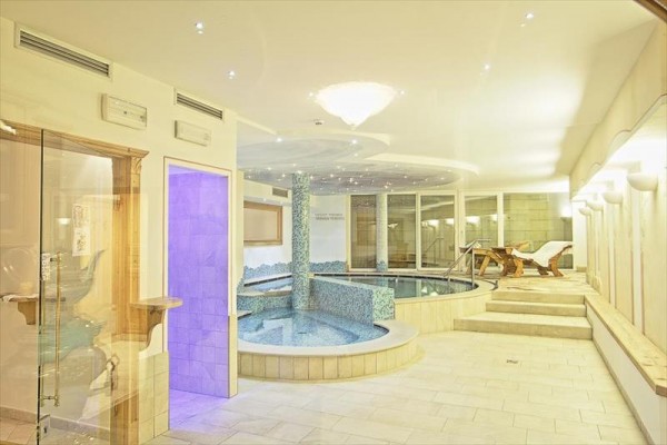 Luxusné wellness s vírivkou, saunou a relaxačnými lehátkami.