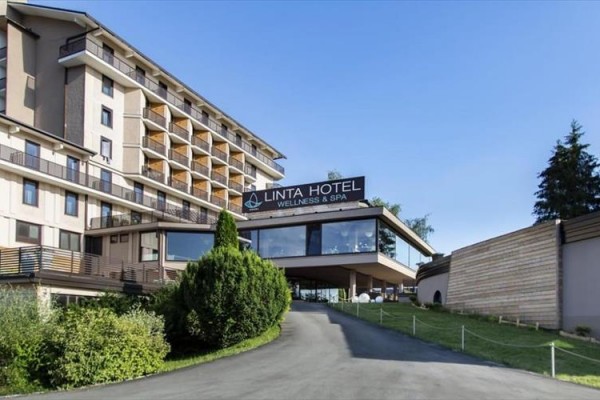 Moderný hotelový komplex s nápisom 