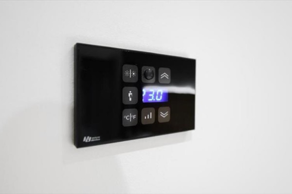Digitálny termostat s displejom zobrazujúcim teplotu 13 °C.