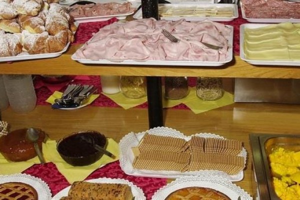 Bufet s výberom pečiva, údenín, syrov, oblátok a praženice.