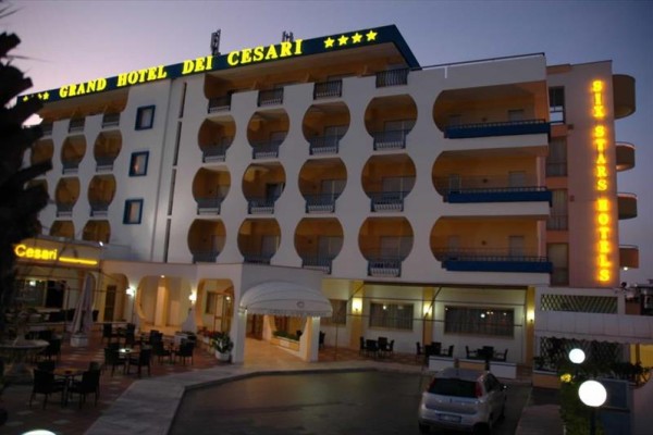 Večerný pohľad na osvetlený hotel s názvom Grand Hotel dei Cesari.
