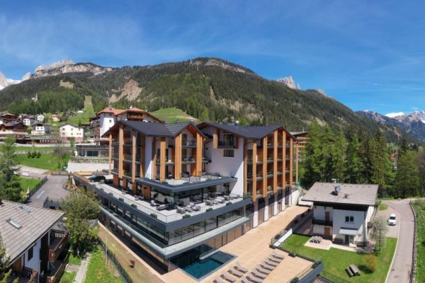 Hotel s bazénom uprostred horskej krajiny.