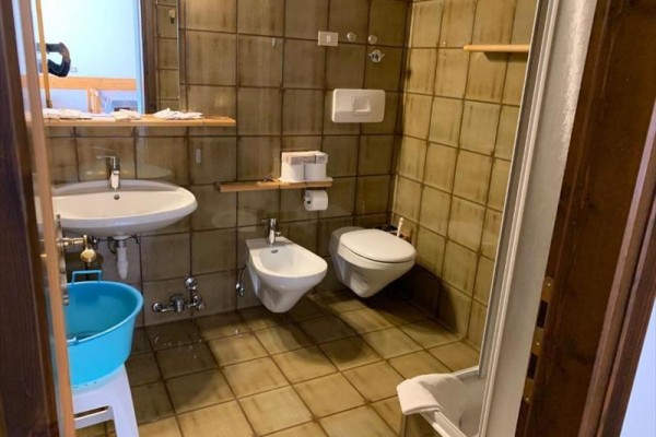 Kúpeľňa s umývadlom, bidetom, toaletou a sprchovacím kútom.