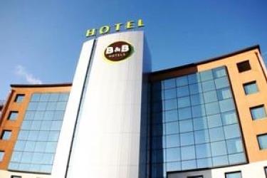 Moderná budova hotela s logom B&B.