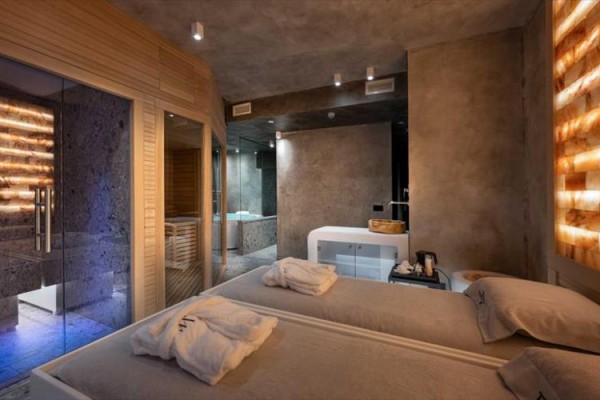 Luxusná wellness izba s masážnymi lôžkami, saunou a vírivkou.