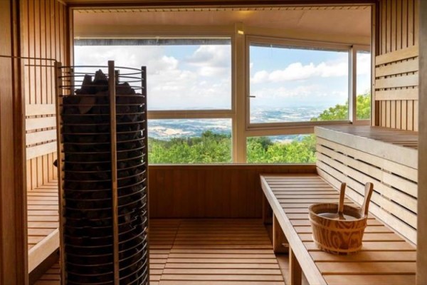Sauna s výhľadom na krajinu cez veľké okno.
