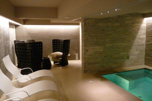 Luxusný wellness priestor s bazénikom a dizajnovým sedením.