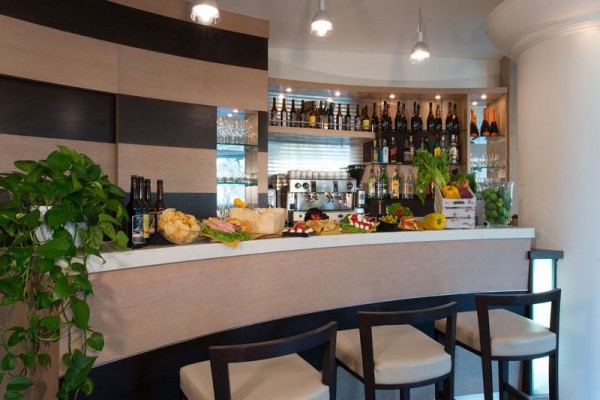 Moderný bar s nápojmi a občerstvením.
