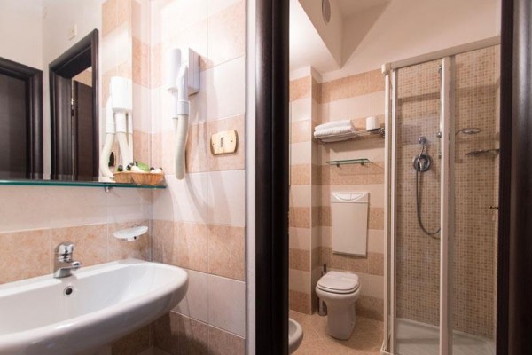 Moderná kúpeľňa s umývadlom, sprchovacím kútom a WC.