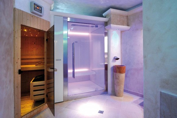 Spa miestnosť s fínskou saunou a presklenou parnou kabínou.