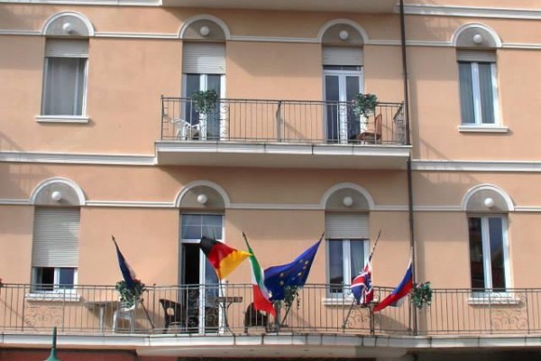 Fasáda hotela s názvom Stella d'Italia ozdobená vlajkami.