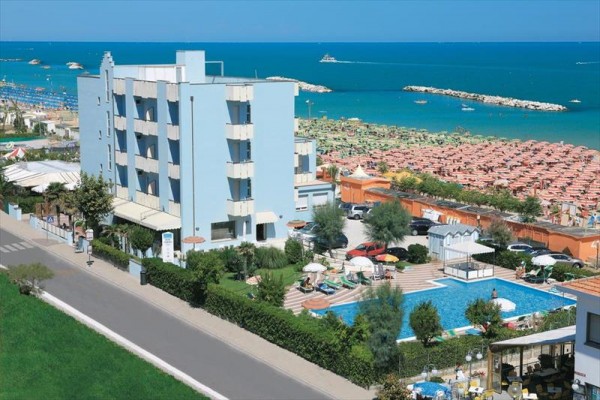 Hotel s bazénom pri pláži.