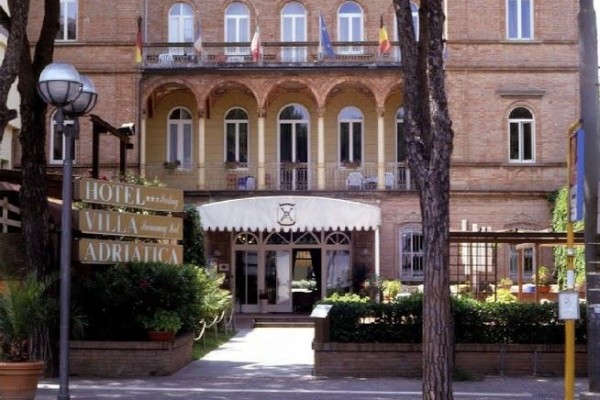 Historická budova hotela Villa Adriatica s balkónmi a predzáhradkou.