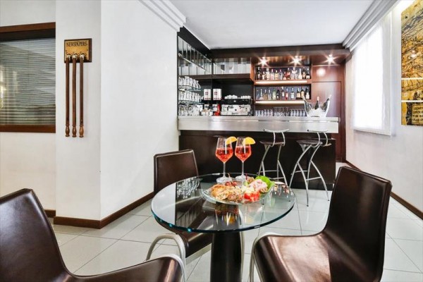 Moderný bar s nápojmi a občerstvením na stole.