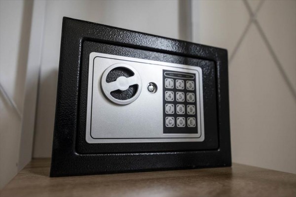 Čierny trezor s elektronickým zámkom a klávesnicou.
