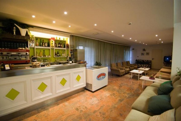 Moderný bar v hotelovej hale s posedením.
