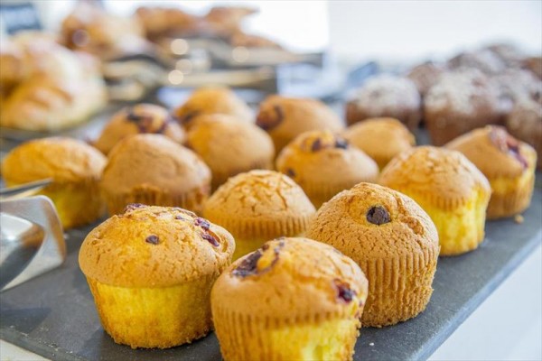 Rôzne druhy muffinov vystavené na tácke.