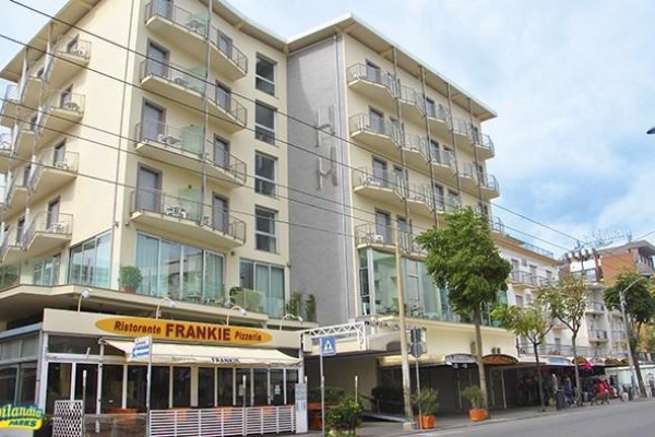 Moderná viacposchodová budova s reštauráciou na prízemí.