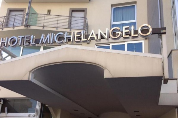 Vstupná časť hotela Michelangelo s nápisom nad vchodom.