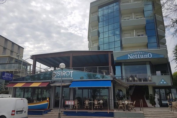 Hotel Nettuno s bistrom Bistrot v modernej budove.