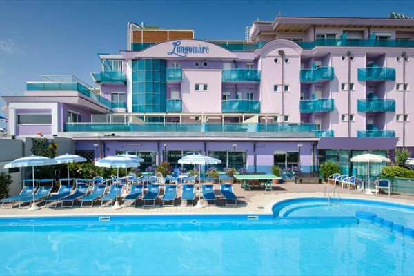 Fialový hotel s bazénom a lehátkami.