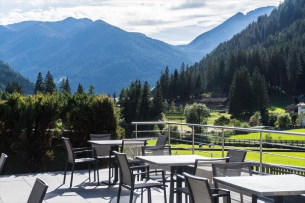 Terasa s vonkajším sedením a výhľadom na hory.