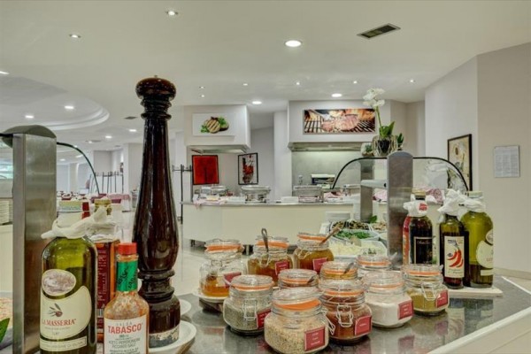 Stôl s výberom korenia a omáčok v reštaurácii s bufetom.