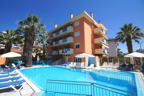 Letný hotel s bazénom a palmami.