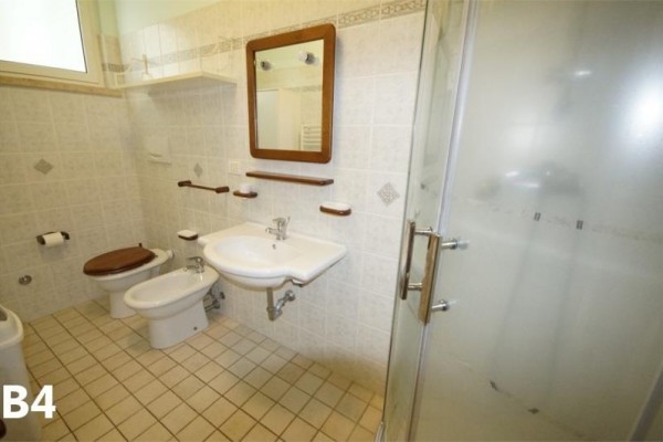 Kúpeľňa s umývadlom, bidetom, toaletou a sprchovacím kútom.