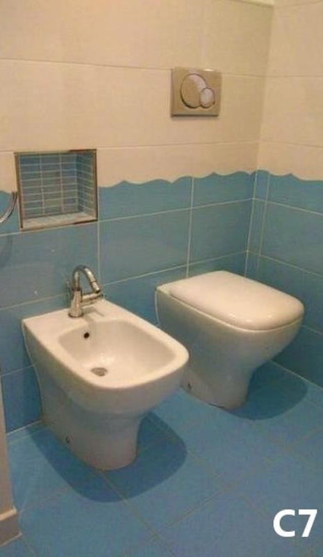 Bidet a toaleta v kúpeľni s modro-bielymi dlaždičkami.