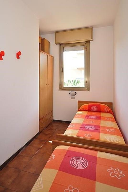 Malá izba s dvoma jednolôžkami a skriňou.
